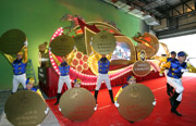 Photo 2 and Photo 3<br>
The Club will be the first organisation in Hong Kong to use projection mapping techniques in a mobile outdoor setting, enabling dancers in front of the float to stage a spectacular synchronised show by waving auspicious a?gold coinsa?.